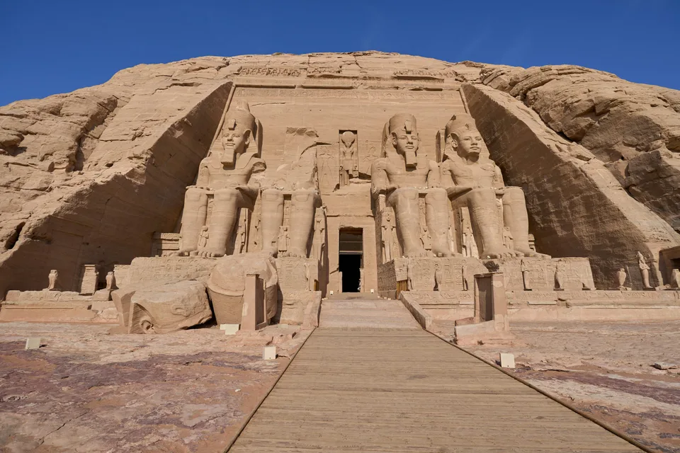 Colossal stone figures framing the entrance to Abu Simbel