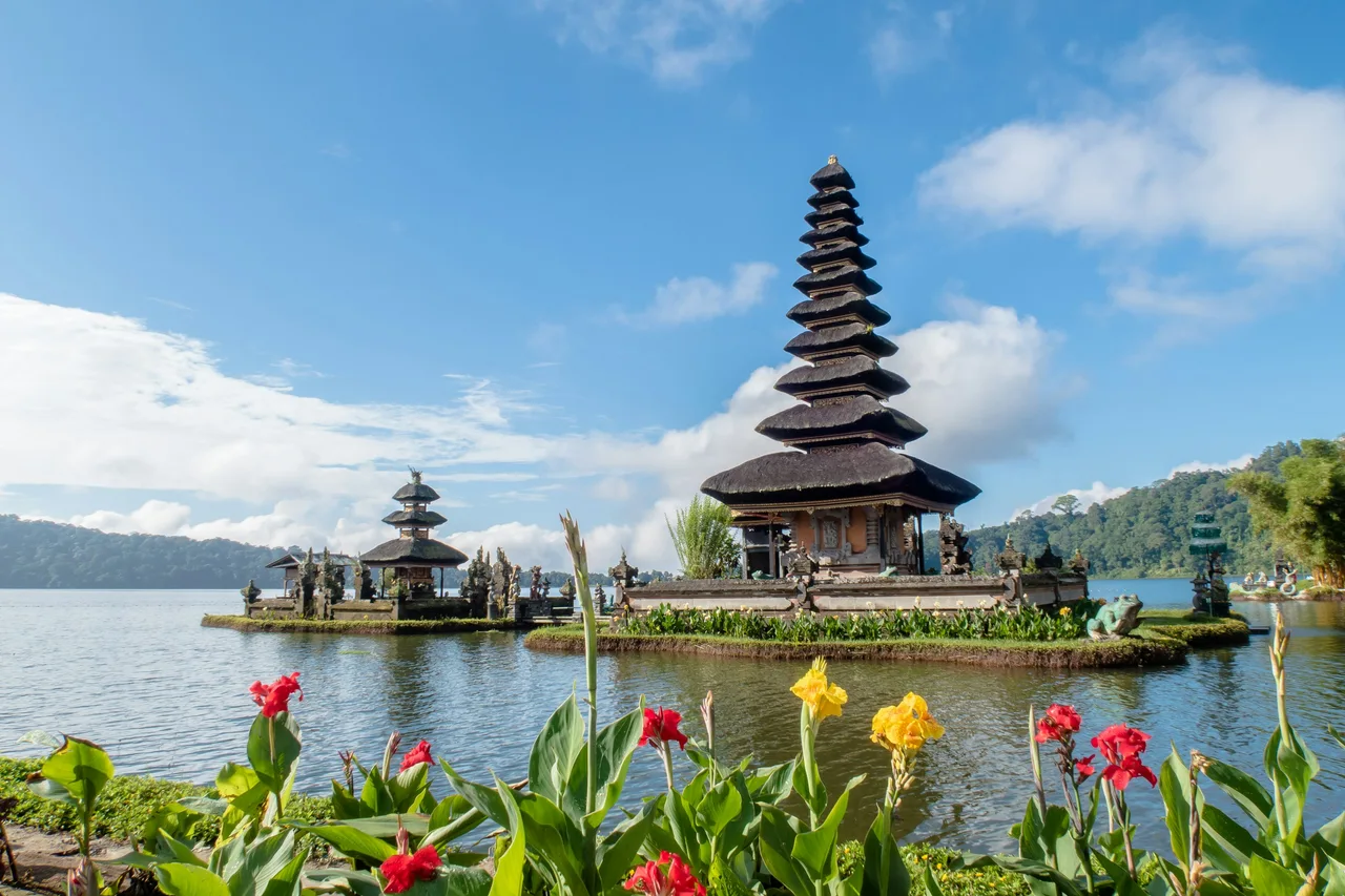 Lakeside temple towers and gardens at Ulun Danu Bratan